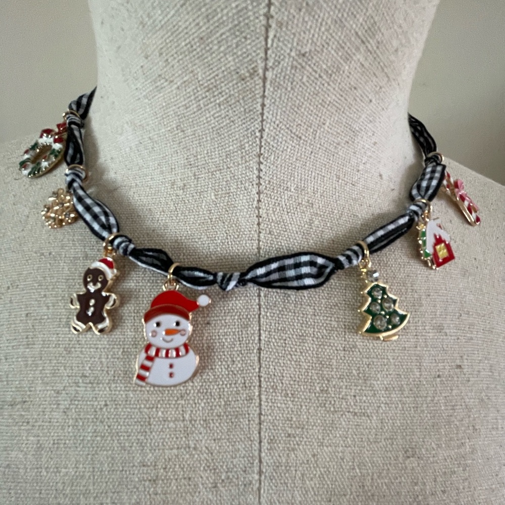 Festive Christmas Charm Necklace 🎄 ☃️Super Cute Gingham Ribbon $27 NWT ✨🎁